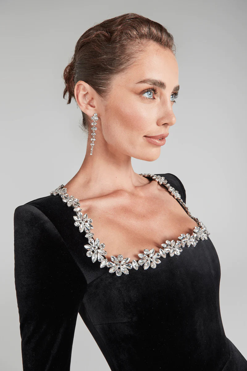 Emilia - Elegant Velvet Dress Featuring a Chic Square Neckline